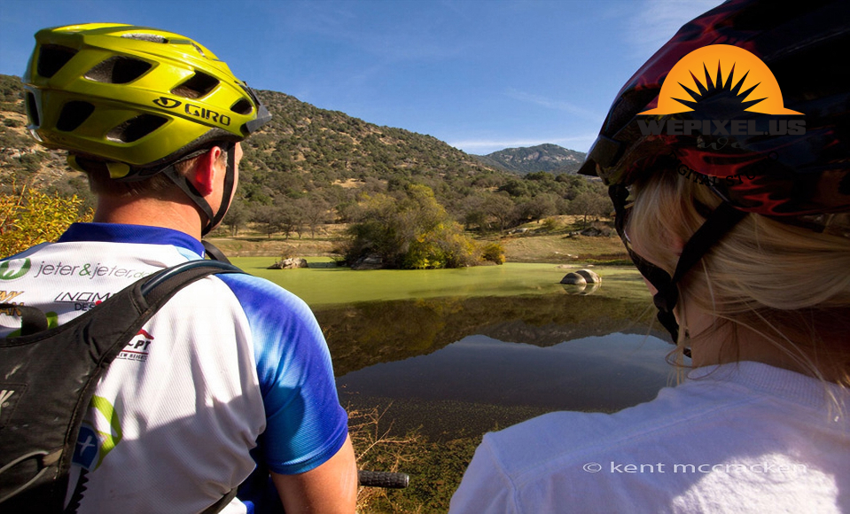 mtb 2 riders looking